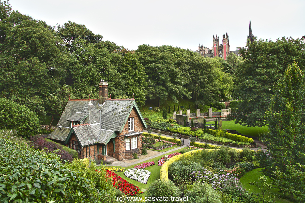 best highlights of magnificent Edinburgh - Princes Street Gardens